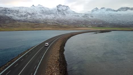 Vista-Aérea-De-Un-Coche-Conduciendo-Por-Una-Carretera-Escénica-En-Islandia