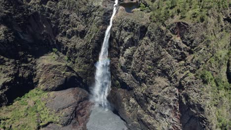Water-Flowing-Down-To-Wallaman-Falls-At-Summer---Girringun-National-Park-Single-drop-Waterfall-In-QLD,-Australia