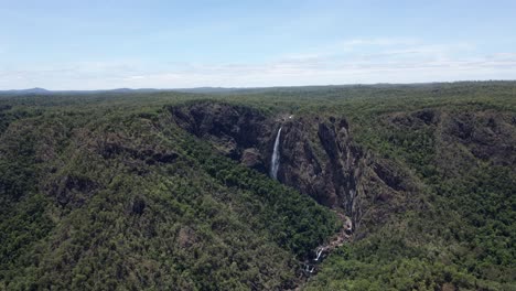 Bosque-Del-Parque-Nacional-Girringun-Y-Notables-Cataratas-Wallaman-Durante-El-Día-En-El-Norte-De-Qld,-Australia