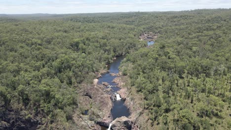 Wallaman-Falls,-Stony-Creek-Y-Frondoso-Bosque-En-El-Parque-Nacional-Girringun---Norte-De-Queensland,-Australia