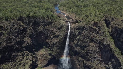 Notable-Waterfall-With-Rainbow-At-Girringun-National-Park---Wallaman-Falls-On-A-Sunny-Day-In-QLD,-Australia
