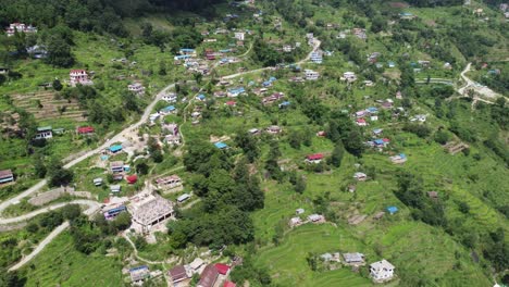 Vista-Aérea-De-Un-Pueblo-Remoto-En-Las-Colinas-De-Nepal