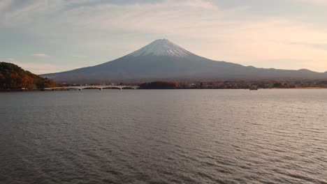 A-revealing-drone-shot-of-Mount-Fuji-in-Kawaguchiko,-Japan-during-the-autumn-season