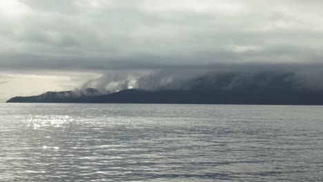 Vista-Desde-El-Tranquilo-Lago-De-Nubes-De-Niebla-Sobre-Las-Montañas-En-Columbia-Británica,-Canadá-En-Un-Clima-Cambiante