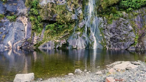 Schöner-Idyllischer-Wasserfall,-Der-In-Den-Natürlichen-See-Des-Fiordland-nationalparks-In-Neuseeland-Fließt