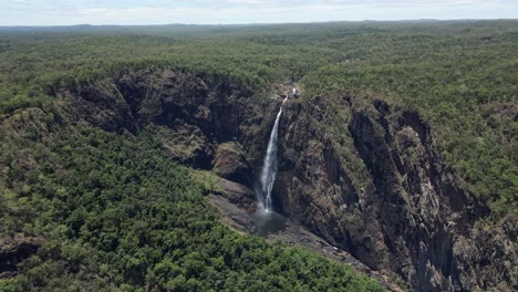 Notable-Wallaman-Falls-At-Girringun-National-Park-On-A-Sunny-Summer-Day-In-Queensland,-Australia
