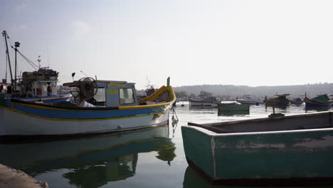 Diminutos-Barcos-De-Pesca-De-Residencia-Anclados-En-Marsaxlokk-Malta-Dock