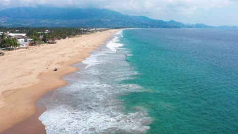 Überführung-Strandufer-Fuß-Des-Abhangs,-Krieger-Von-Acapulco,-Mexiko