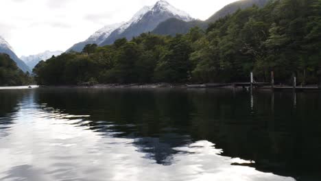 Schöner-See-Mit-Schneebedeckten-Bergen-Im-Fiordland-Nationalpark-Während-Der-Bootsfahrt