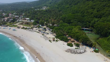 Luftaufnahme-Rund-Um-Los-Patos-In-Barahona,-Dominikanische-Republik,-Mit-Dem-Fluss-Und-Dem-Strand-An-Den-Seiten,-Erstaunliche-Und-Atemberaubende-Aussicht