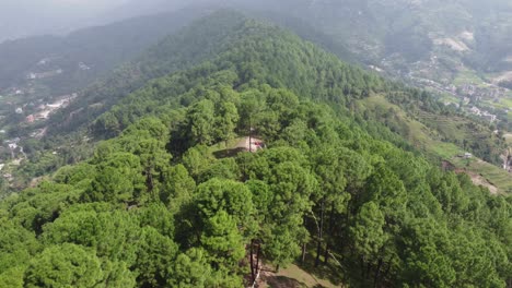 Luftaufnahme-Des-Fliegens-über-Einen-Bergrücken-Am-Rande-Von-Kathmandu,-Nepal