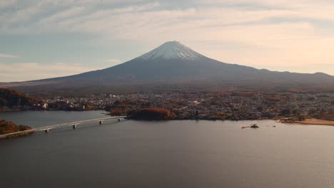 A-panning-drone-shot-of-Mount-Fuji-in-Kawaguchiko,-Japan-during-the-autumn-season