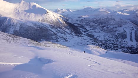 Fernsicht-Auf-Snowboarder-In-Den-Bergen-Während-Der-Morgenstunden