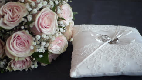 Schöne-Hochzeitsdekorationen-Mit-Blumen-Und-Eheringen