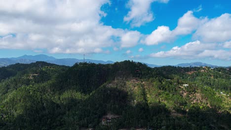 Montañas-Con-Nubes-En-Movimiento-Por-La-Mañana,-Día-Despejado-Con-Un-Horizonte-Impresionante-En-Un-País-Caribeño,-Jarabacoa,-República-Dominicana