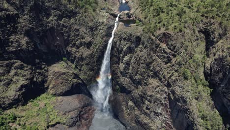 Wallaman-Falls---Cascada-De-Cola-De-Caballo-En-El-Parque-Nacional-Girringun-En-El-Norte-De-Queensland,-Australia