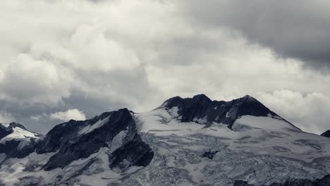 Bewölkte-Wolken,-Die-Sich-Im-Winter-In-British-Columbia,-Kanada,-Auf-Schneebedeckten-Berggipfeln-Bewegen