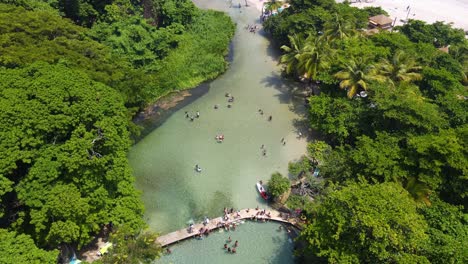 Fluss,-Der-In-Einen-Strand-Mündet,-Los-Patos,-Barahona,-Dominikanische-Republik,-Atemberaubende-Aussicht-Mit-Klarem-Wasser-Und-Atemberaubender-Touristischer-Ort-Und-Umgebung
