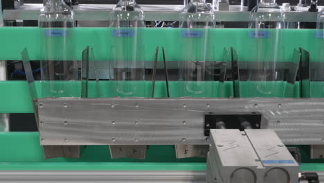 Geformte-Plastikflaschen-Fallen-Auf-Ein-Robotergerät-Und-Bewegen-Sich-Weiter-Weg