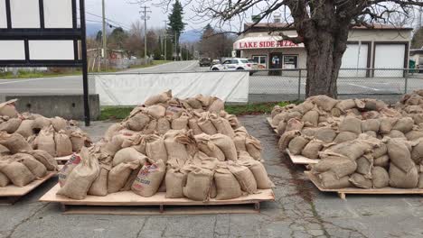Vorbereitete-Sandsäcke-Auf-Paletten-Auf-Einem-Parkplatz-Für-Historische-Und-Verheerende-Überschwemmungen-In-Der-Provinz-British-Columbia-In-Kanada