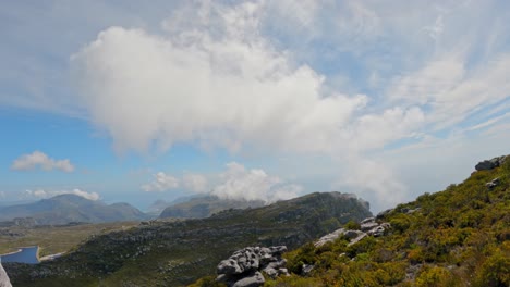 Langer-Zeitraffer-Von-Wolken,-Die-Sich-über-Der-Wunderschönen-Schroffen-Natur-Des-Tafelbergs-In-Südafrika-Bilden
