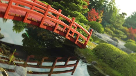 Schieberaufnahme-Der-Roten-Brücke-Im-Japanischen-Garten