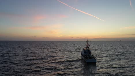 Barco-De-La-Guardia-Costera-Navegando-En-El-Océano-Al-Atardecer