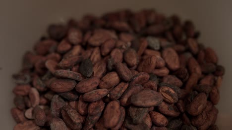 Lanzando-Granos-De-Cacao-Crudos-Y-Cayendo-En-Cámara-Lenta-4k