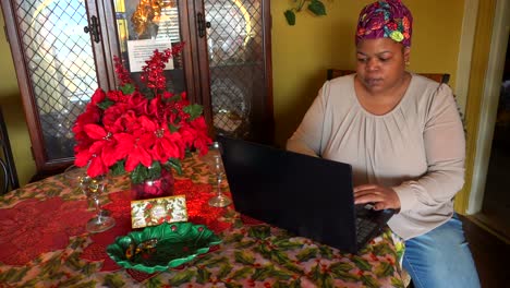 Mujer-Negra-Con-Envoltura-Para-La-Cabeza-Trabajando-En-Una-Computadora-Portátil