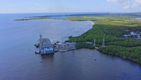 Industriekraftwerk-Am-Fluss-Iguamo-In-San-Pedro-De-Macoris,-Dominikanische-Republik