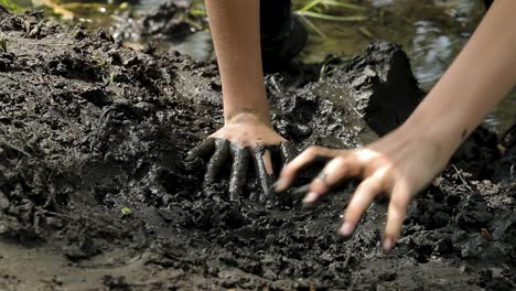 Woman's-Hands-In-A-Mud-During-Extreme-Run