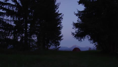 Ein-Radfahrer-Verlässt-Seinen-Campingplatz-In-Der-Abenddämmerung