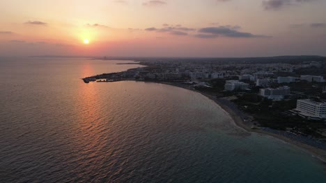 Schöner-Flächenblick-Auf-Das-Mittelmeer-Und-Glühender-Sonnenuntergang,-Warmer-Orangefarbener-Sommerabend-über-Ruhigem-Meer-In-Ayia-Napa-Zypern-4k