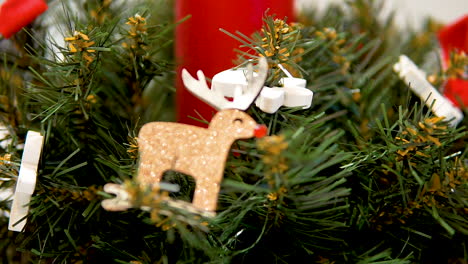 Rote-Kerze-In-Weihnachtsbaumblättern,-Weihnachtsdekoration---Makro-Nahaufnahme-Ausziehbarer-Schuss