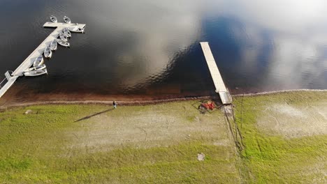 Luftaufnahme-Nach-Unten-Von-Wimbleball-Lake-Exmoor-UK,-Die-Eine-Schöne-Reflexion-Des-Himmels-Mit-Festgemachten-Booten-An-Der-Seite-Des-Sees-Zeigt