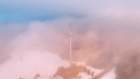 Windmühle-Zur-Goldenen-Stunde-In-Den-Wolken---Filmisches-Luftbild