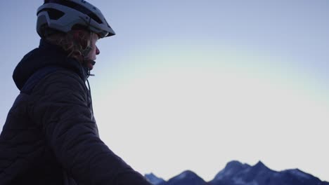 Ein-Radfahrer-Verschnauft-Bei-Sonnenaufgang-Auf-Einem-Bergrücken