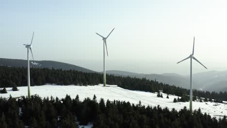 Sustainable-energy,-windmills-creating-electricity-with-wind-turbines