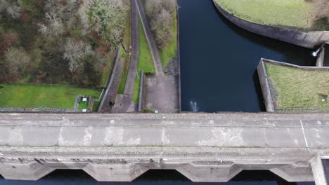 Overhead-panning-left-view-of-walkway-over-Wimbleball-Dam-Somerset-England