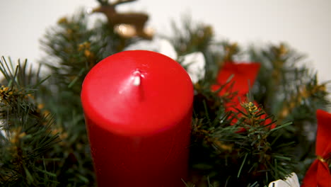 Weihnachtsdekoration-Mit-Roter-Kerze-Und-Nadelbaumblatt---Hoher-Winkel-Nahaufnahme-Schwenk