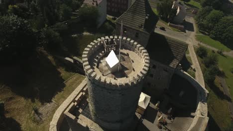 Toma-Dinámica-Aérea-Del-Antiguo-Castillo-Medieval-Con-Torre-4k