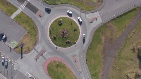 Roundabout-on-sunny-day-in-Hella,-Iceland,-top-down