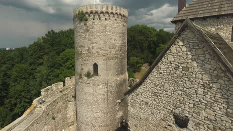 Dynamische-Drohnenaufnahme-Des-Alten-Mittelalterlichen-Schlosses-Mit-Turm-4k