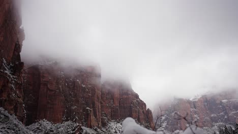 Bedrohlich-Aussehende-Wolken-Und-Nebel-über-Einer-Klippe-Im-Zion-Nationalpark