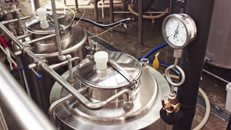 Brauereitanks-Behälter-Und-Rohrleitungen-Für-Die-Bierherstellung