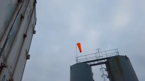 Windmesser-Zwischen-Zwei-Riesigen-Fabriktanks-In-Der-Chemischen-Abfallanlage-In-England,-Thetford,-Norfolk