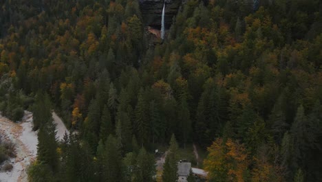 Stimmungsvolle-Szene-Vrata-Tal-Mit-Entferntem-Pericnik-Wasserfall-Am-Berghang