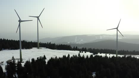 Drei-Windmühlen,-Die-In-Den-Bergen-Grünen-Strom-Erzeugen,-Schöne-Filmische-Luftaufnahme