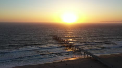 Heller-Goldener-Sonnenuntergang-über-Dem-Meer-Mit-Hermosa-Beach-Pier-In-Kalifornien,-Usa