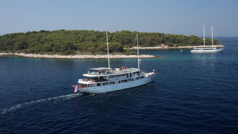Ferry-Boat-With-Tourists-Cruising-In-The-Adriatic-Sea-Towards-The-Paklinski-Islands-In-Hvar,-Croatia